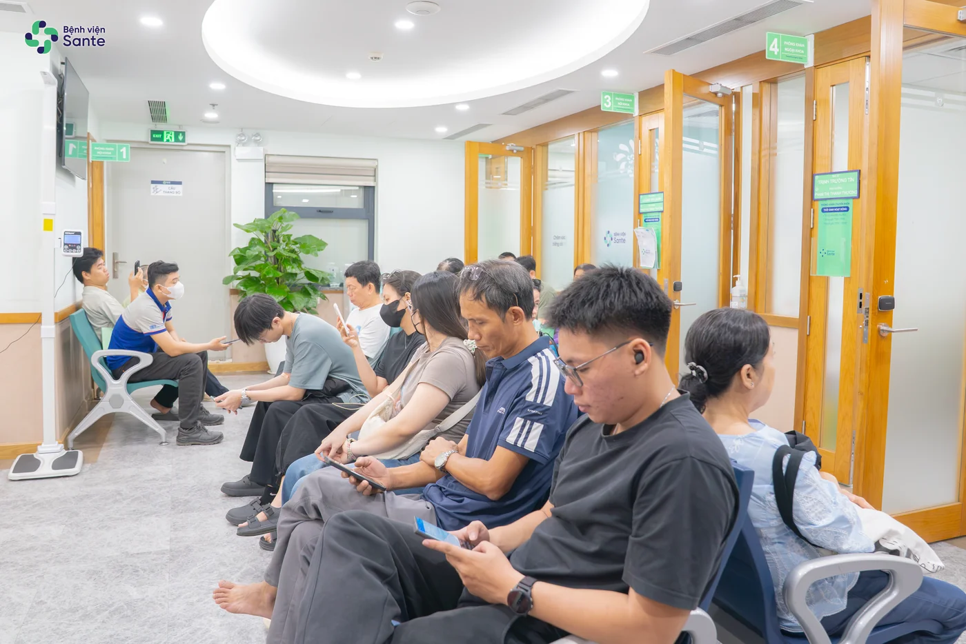Bệnh viện Sante - Bệnh viện Sante tham gia Ngày hội Kết nối Giao thương 42: Đồng hành khám sức khỏe doanh nghiệp (Hình 4) Sante 병원 전문 진료실 앞 쾌적하고 넓은 로비 대기 공간