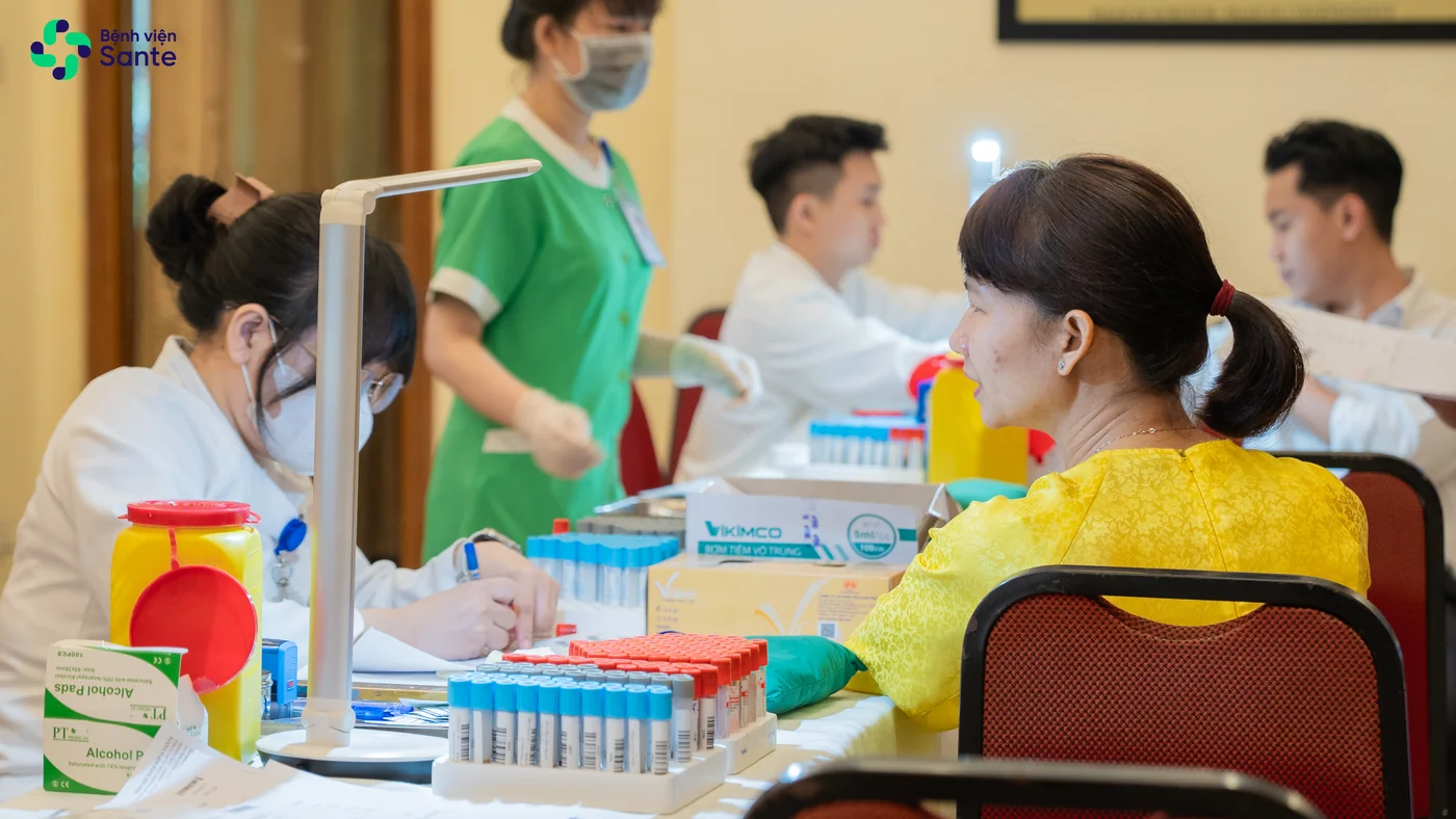 Bệnh viện Sante - Bệnh viện Sante tham gia Ngày hội Kết nối Giao thương 42: Đồng hành khám sức khỏe doanh nghiệp (Hình 5) 근로자 정기 건강검진을 위해 혈액 검체를 채취하는 Sante 병원 간호팀