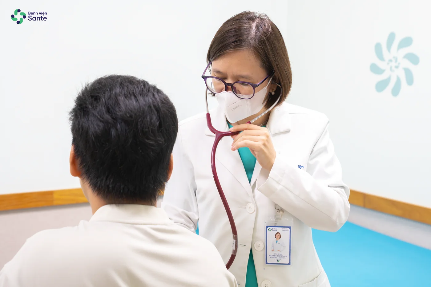 Bệnh viện Sante - Bệnh viện Sante tham gia Ngày hội Kết nối Giao thương 42: Đồng hành khám sức khỏe doanh nghiệp (Hình 3) 상떼 병원에서 근로자의 심폐 임상 검진을 진행하고 있는 호 티 미 린(Hồ Thị Mỹ Linh) 1차 전문의