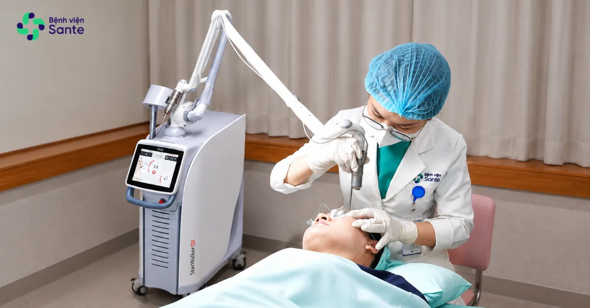 Bệnh viện Sante - “Lột Sạch Nám” Với 1 Miếng Dán? Sự Thật Y Khoa Dưới Góc Nhìn Bác Sĩ Da Liễu Sante (Hình 4) Bác sĩ Chuyên khoa Da liễu Bệnh viện Sante trực tiếp điều trị sắc tố bằng công nghệ Laser chuẩn y khoa