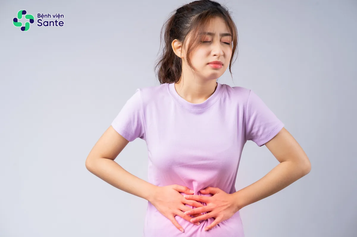 Bệnh viện Sante - Khi nào nên nội soi dạ dày? 6 dấu hiệu không nên bỏ qua (Hình 2) Triệu chứng đầy bụng, khó tiêu và đau quặn bụng thường xuyên