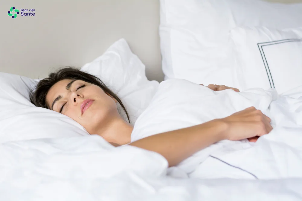 Bệnh viện Sante - Nghẹt Mũi Một Bên Khi Nằm Ngủ: Vì Sao Càng Xịt Thuốc Càng Tắc? (Hình 4) Kê cao đầu và vai giúp đường thở thông thoáng và ngủ ngon giấc