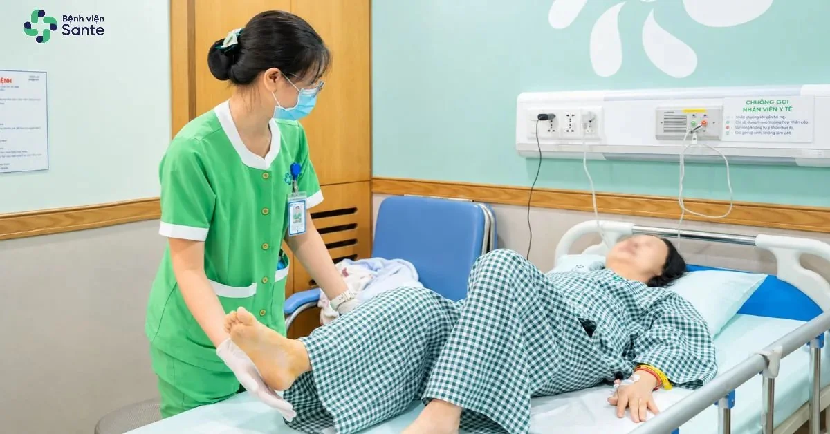 Bệnh viện Sante - Thay Khớp Gối Là Gì? Chỉ Định, Quy Trình & Phục Hồi Sau Mổ (Hình 6) Kỹ thuật viên hướng dẫn người bệnh tập phục hồi chức năng sau mổ thay khớp gối