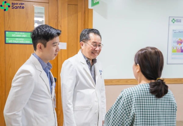 산테종합병원 전문의가 세심한 1:1 진료를 통해 환자를 따뜻하게 격려하고 맞춤형 치료 프로토콜을 상세히 설명합니다.