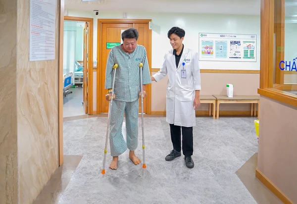 산테종합병원에서 관절 치환 수술을 마친 환자가 보행 보조기를 이용하여 자신감 있게 안정적으로 보행 훈련을 하고 있습니다.
