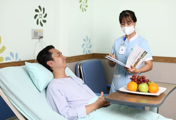 산테병원 간호팀이 쾌적하고 편안한 입원 병상에서 환자를 정성스럽고 세심하게 보살핍니다.