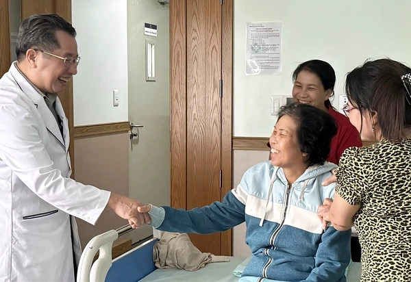 산테종합병원 의사가 건강을 온전히 회복하고 가족과 함께 안심하며 퇴원하는 환자의 손을 맞잡고 축하를 전하는 순간