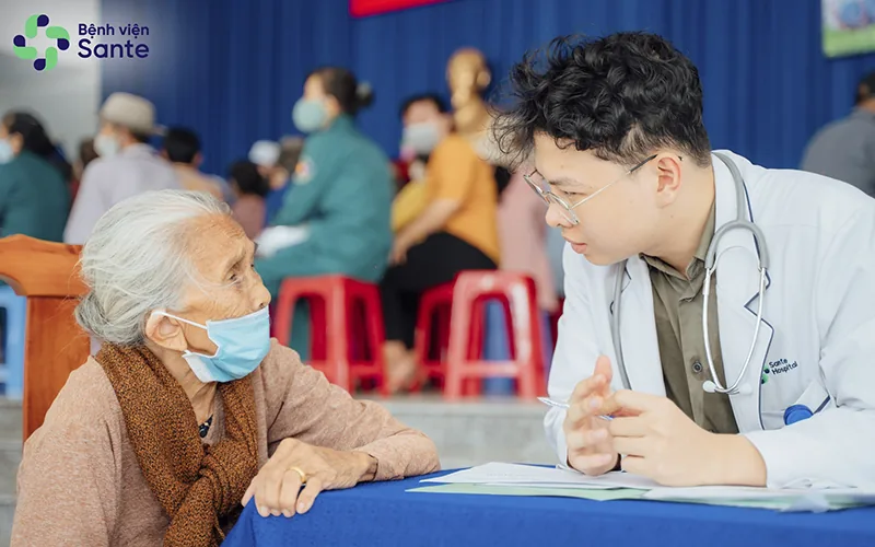 안터이동면 주민들을 진료하는 상테 병원 의료진 안터이동면 주민들을 진료하는 상테 병원 의료진