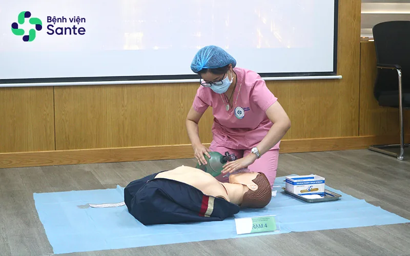 실기 평가: 응급 환자 심폐소생술(CPR) 및 흉부 압박 응급 환자 심폐소생술(CPR) 실기 - 호치민시 빈탄구 SANTE 병원