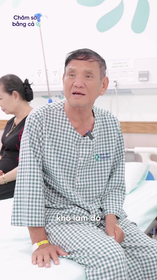 상떼 종합병원에서 부교수·의학박사 탕 하 남 아인과 무릎 관절 치환술을 집도받은 74세 환자, 수술 24시간 만에 보행 훈련 시작